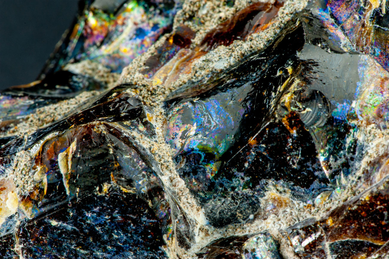 utiliser-l-obsidienne-arc-en-ciel-pour-soulager-un-cœur-brise