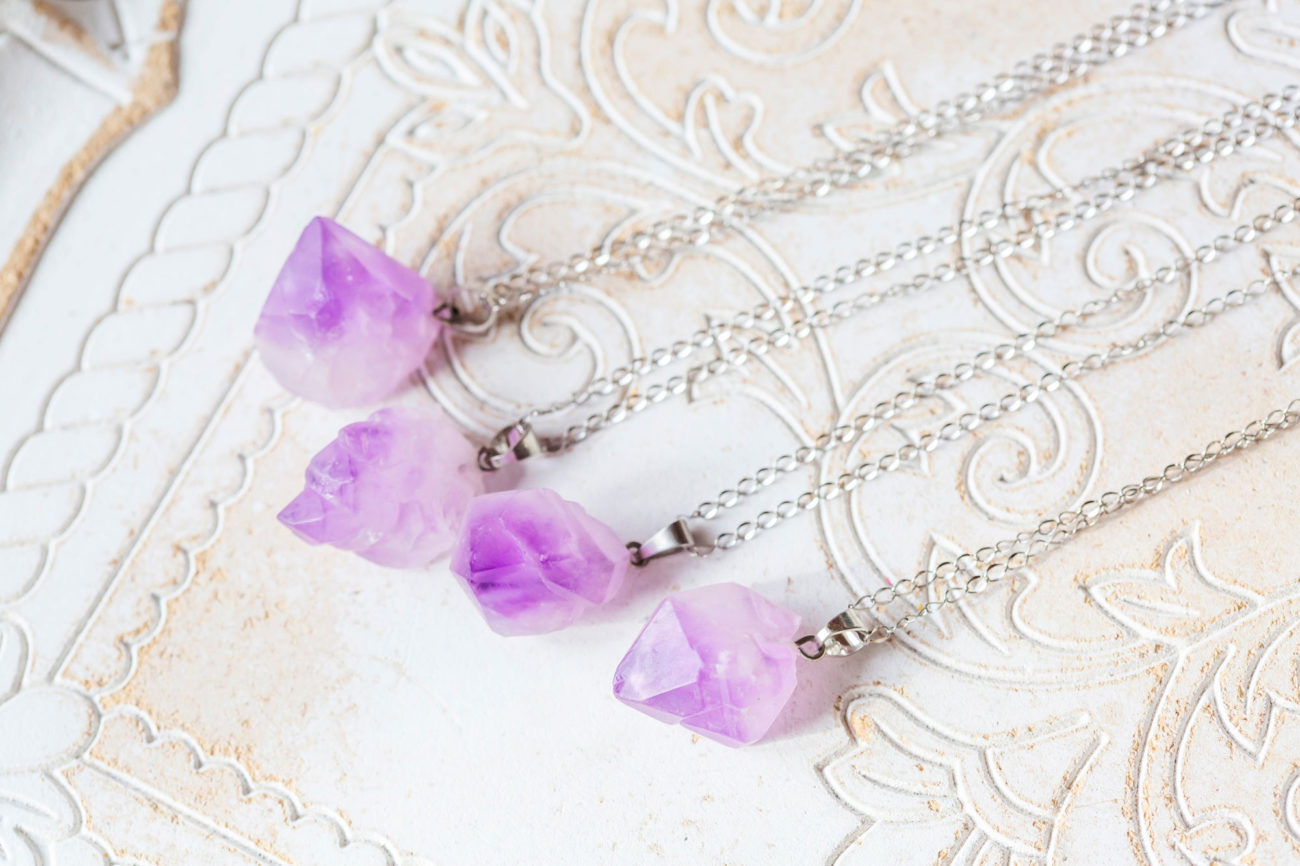 pourquoi-porter-un-collier-avec-un-pendentif-en-pierre-precieuse